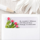 Rustieke lentetulpen op houten retouradres  etiket (Insitu)