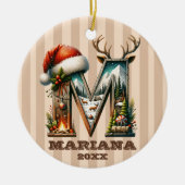 Rustieke Letter M Kerst met Gezellige Cabin Charm Keramisch Ornament (Voorkant)