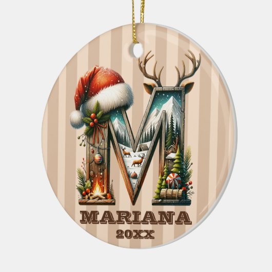 Rustieke Letter M Kerst met Gezellige Cabin Charm Keramisch Ornament (Links)