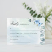 Rustieke lichtblauwe bloem groene eucalyptus krans RSVP kaartje (Staand voorkant)