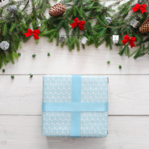 Rustieke lichtblauwe en witte sneeuwvlokken cadeaupapier