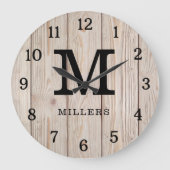 Rustieke Lichtbruine Hout Familienaam Monogrammed Grote Klok (Voorkant)