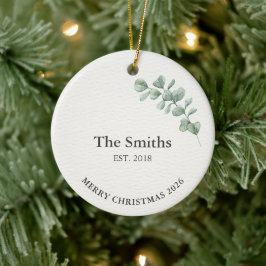 Rustieke luxe sagegroene gegraveerde familienaam keramisch ornament
