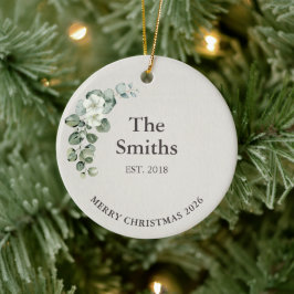 Rustieke luxe sagegroene gegraveerde familienaam keramisch ornament