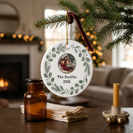 Rustieke luxe saliegroene familiefoto met Kerst Keramisch Ornament