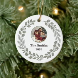 Rustieke luxe saliegroene familiefoto met Kerst Keramisch Ornament