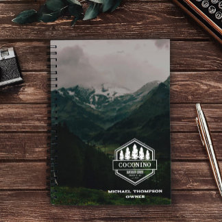Rustieke mannelijke Forest Mountains buiten Notitieboek