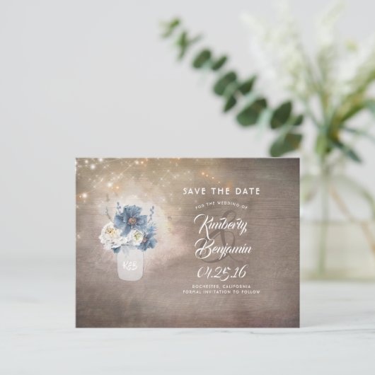 Rustieke Mason Dusty Blue Floral Save the Date Aankondigingskaart (Staand voorkant)
