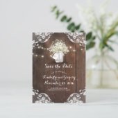 Rustieke Mason Jar Baby's Breath Wood Save the Dat Aankondigingskaart (Staand voorkant)