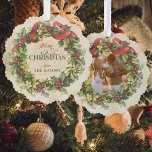 Rustieke  Merry Christmas Floral Wreath Foto Ornament Kaart<br><div class="desc">Heerlijk nostalgisch traditioneel kerstontwerp met een hulst en maretak krans met rood lint op een verdrietige perkament achtergrond met aangepaste Merry Christmas typografie grafische en twee lijnen van bewerkbare tekst. Achterkant heeft bijpassende krans fotosjabloon.</div>