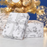 Rustieke Merry Christmas Pine en Holly Boughs Cadeaupapier<br><div class="desc">Elegant modern Merry Kerstpine en holly boughs wreath. Vrolijk kerstfeest in een scripttype. Een stevige illustratie op wit.</div>