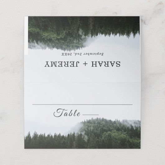 Rustieke mistige dennenbomen regenwoud bruiloft plaatskaartje (Buitenkant ongevouwen)