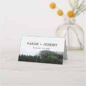 Rustieke mistige dennenbomen regenwoud bruiloft plaatskaartje (Achterkant)