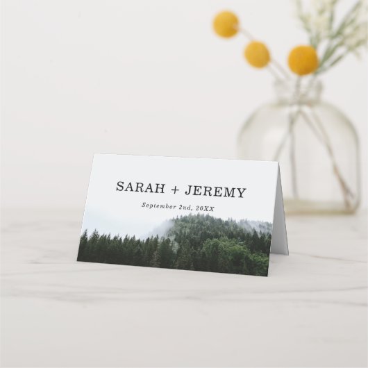 Rustieke mistige dennenbomen regenwoud bruiloft plaatskaartje (Achterkant)