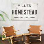 Rustieke moderne boerderij Homestead Canvas Afdruk<br><div class="desc">Verhoog uw leefruimte met onze prachtige Stretched Canvas Wall Art Homestead Sign, waar tijdloze charme voldoet aan de moderne esthetiek van de boerderij. Dit kunstwerk combineert moeiteloos rustieke elegantie met een industriële rand, met een faux gebarsten en verdrietige off-white achtergrond die een gevoel van geschiedenis uitstraalt door scherpe verf en...</div>