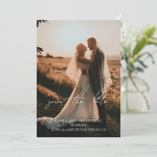 Rustieke Moderne Script Huwelijksfoto Save the Dat Kaart (Staand voorkant)
