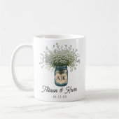 Rustieke Monogram Baby's Breath Mason Jar Wedding Koffiemok (Links)