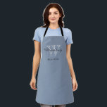 Rustieke Monogram Familienaam Classic Stijlvol Bla Schort<br><div class="desc">Rustieke Monogram Gepersonaliseerde Familienaam Classic Stijlvol Blauw Schort. Gepersonaliseerd monogram initiaal, met de achternaam van de familie of een andere naam en vastgestelde datum in scriptletters op een blauwgrijze achtergrond. Schort is een uniek geschenk voor een bruiloft, pasgetrouwden of vrijgezellenfeest cadeau. Heerlijk voor hun nieuwe leven samen ook perfect voor...</div>