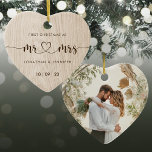 Rustieke Mr en Mrs Wedding Foto Keramisch Ornament<br><div class="desc">Omarm rustieke charme: Vier uw speciale dag met deze rustieke Faux Wood Mr en Mrs Wedding Photo Ceramic Ornament. Vervaardigd om de allure van hout na te bootsen, straalt het warmte en karakter uit. Gegraveerd met de 'Mr. Dit hartvormige ornament in een schilderachtig lettertype herbergt uw gepersonaliseerde trouwfoto tussen de...</div>