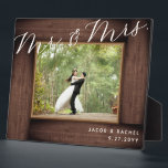 Rustieke Mr & Mrs Elegant Script trouwfoto Fotoplaat<br><div class="desc">Dit ontwerp is voorzien van een faux rustieke houten "lijst" en elegante scripttekst. Klik op de knop Aanpassen voor meer flexibiliteit bij het wijzigen van de tekst. Variaties van dit ontwerp, verschillende papiersoorten, evenals coördinerende producten zijn beschikbaar in onze winkel, zazzle.com/store/doodlelulu. Neem contact met ons op als u dit ontwerp...</div>