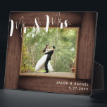 Rustieke Mr. & Mrs. Modern Wedding Photo Lijst Fotoplaat<br><div class="desc">Dit ontwerp is voorzien van een faux rustieke houten "lijst" en moderne scripttekst. Klik op de knop Aanpassen voor meer flexibiliteit bij het wijzigen van de tekst. Variaties van dit ontwerp, verschillende papiersoorten, evenals coördinerende producten zijn beschikbaar in onze winkel, zazzle.com/store/doodlelulu. Neem contact met ons op als u dit ontwerp...</div>