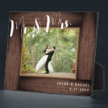 Rustieke Mr. & Mrs. Modern Wedding Photo Lijst Fotoplaat<br><div class="desc">Dit ontwerp is voorzien van een faux rustieke houten "lijst" en moderne scripttekst. Klik op de knop Aanpassen voor meer flexibiliteit bij het wijzigen van de tekst. Variaties van dit ontwerp, verschillende papiersoorten, evenals coördinerende producten zijn beschikbaar in onze winkel, zazzle.com/store/doodlelulu. Neem contact met ons op als u dit ontwerp...</div>