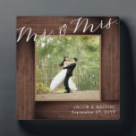 Rustieke Mr & Mrs Wedding Elegant Script Foto Fotoplaat<br><div class="desc">Dit ontwerp heeft een faux rustic wood "lijst". Klik de aanpassingsknoop voor meer flexibiliteit in het wijzigen van de tekst. De variaties van dit ontwerp, de verschillende papiersoorten, evenals de coördinerende producten zijn beschikbaar in onze winkel, zazzle.com/store/doodlelulu. Neem contact met ons op als je dit ontwerp op een specifiek product...</div>