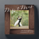 Rustieke Mr & Mrs Wedding Elegant Script Foto Fotoplaat<br><div class="desc">Dit ontwerp heeft een faux rustic wood "lijst". Klik de aanpassingsknoop voor meer flexibiliteit in het wijzigen van de tekst. De variaties van dit ontwerp, de verschillende papiersoorten, evenals de coördinerende producten zijn beschikbaar in onze winkel, zazzle.com/store/doodlelulu. Neem contact met ons op als je dit ontwerp op een specifiek product...</div>