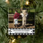 Rustieke One Photo  Plaid Custom Christmas Keramisch Ornament<br><div class="desc">Introductie van onze rustieke One Photo Plaid Custom Christmas Ceramic Ornament, een heerlijke aanvulling op uw vakantie-decor. Dit ornament combineert prachtige klassieke en hedendaagse elementen, waardoor het perfect past bij een gezellige en nostalgische kerstsfeer. Met een tijdloos zwart ginghampatroon voegt dit ornament een vleugje rustieke charme toe aan uw boomstructuur...</div>
