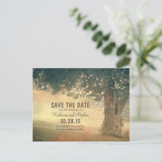 Rustieke oude boom en string lichten redden de dat aankondigingskaart (Staand voorkant)