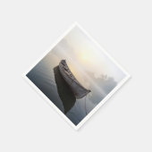 Rustieke oude houten roeiboot op een rustig meer servet (Hoek)