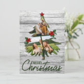 Rustieke oude schuur hout kerstboom foto feestdagenkaart (Staand voorkant)