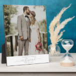 Rustieke Outdoor Wedding Passen getrouwd Foto Fotoplaat<br><div class="desc">Een tantaarnplaatje voor je gemantel. Vervang deze steekproeffoto met uw favoriete elegante trouwfoto.</div>