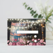 Rustieke Outdoor Whiskey Barrel Wedding RSVP Kaartje (Staand voorkant)
