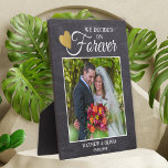 Rustieke paar bruiloft foto Gold Heart Chalkboard Fotoplaat<br><div class="desc">Rustieke paar bruiloft foto lijst in krijtbord gepersonaliseerd met naam en datum. Het citaat ‘we besloten voor altijd’ voegt een romantisch element toe aan de fotoplaquette.</div>