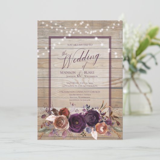 Rustieke Paarse Bloemen String Light Script Weddin Kaart (Staand voorkant)