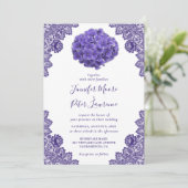 Rustieke Paarse bloemenbruiloft uitnodiging (Staand voorkant)