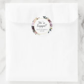 Rustieke Paarse en roze bloemen We zijn verloofd Ronde Sticker (Tas)