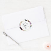 Rustieke Paarse en roze bloemen We zijn verloofd Ronde Sticker (Envelop)