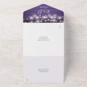 Rustieke paarse houten slingerlichtjes bloemige br all in one uitnodiging (Buitenkant)