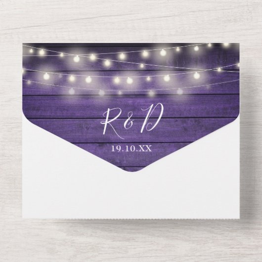 Rustieke paarse houten slingerlichtjes bloemige br all in one uitnodiging (Achterkant)