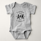 Rustieke Pijlfamilie Monogram Boerderij Romper (Voorkant)