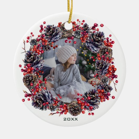 Rustieke Pinecone Woodland krans foto met jaar Keramisch Ornament (Voorkant)