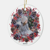 Rustieke Pinecone Woodland krans foto met jaar Keramisch Ornament (Links)