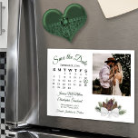 Rustieke Pinecones Kalender & Foto Opslaan van de  Magnetische Uitnodiging<br><div class="desc">Deze prachtige magnetische kaart is een geweldige manier om je vrienden en familie te laten weten om de datum voor je aanstaande huwelijk te bewaren. Het rustieke ontwerp is voorzien van een cluster van handbeschilderde waterverf pinecones en pijnboomtakken. De linkerkant van de kaart is een aanpasbare kalender van uw huwelijksmaand...</div>