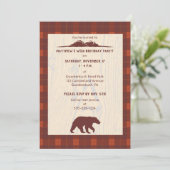 Rustieke Plaid Beer en Mountain verjaardagsfeest Kaart (Staand voorkant)