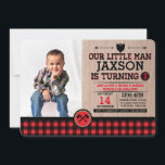 Rustieke Plaid Lumberjack Kids Verjaardag met foto Kaart<br><div class="desc">Robuust en rustiek,  deze houthakker kleine man uitnodiging beschikt over handtekening rood en zwart plaid,  houtnerf,  en een burly man baard om de verjaardag van uw kleine man te vieren. Voeg zijn afbeelding toe voor een persoon touch!</div>