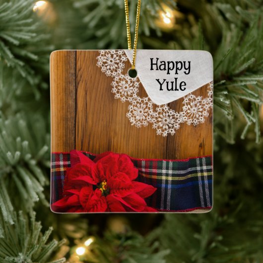 Rustieke Poinsettia Bloem en Rood Lint Happy Yule Keramisch Ornament (Boom)