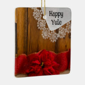 Rustieke Poinsettia Bloem en Rood Lint Happy Yule Keramisch Ornament (Rechts)