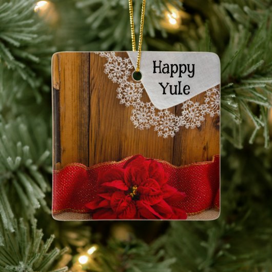 Rustieke Poinsettia Bloem en Rood Lint Happy Yule Keramisch Ornament (Boom)